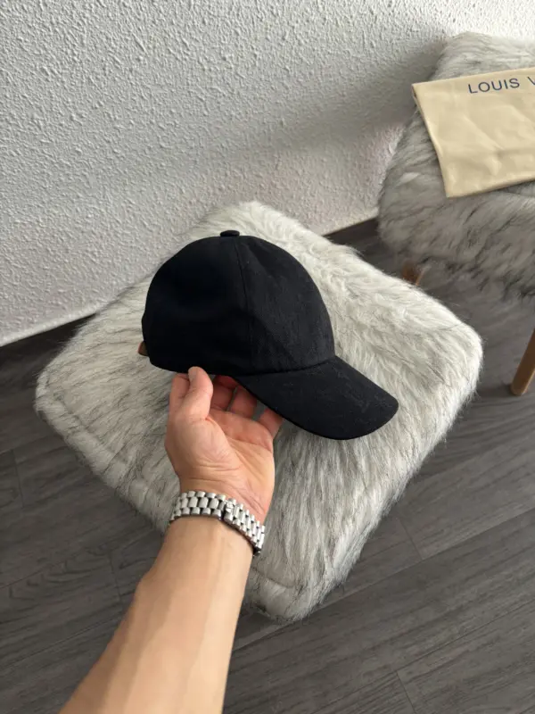 Lv Casquette Noire – Image 2