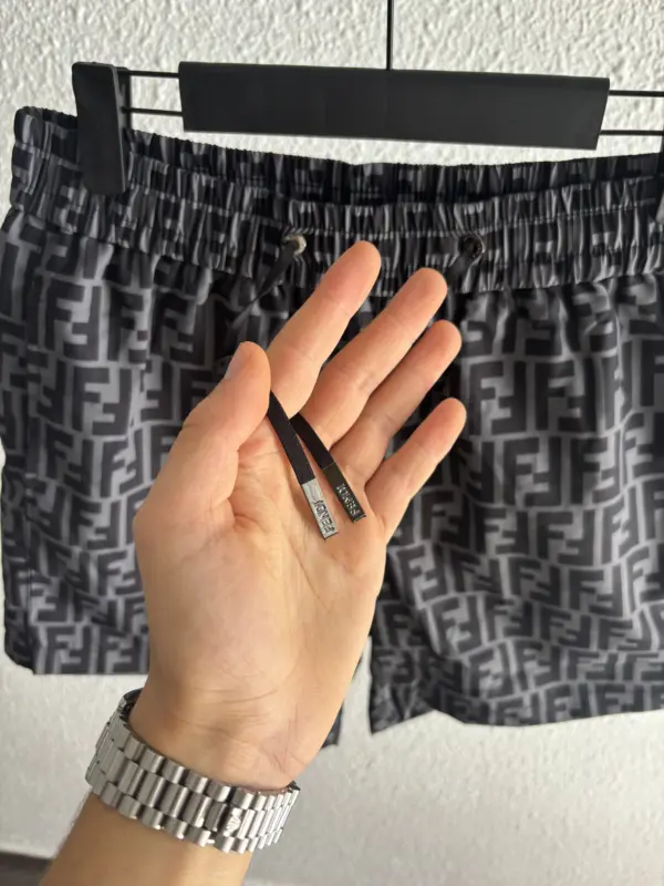 Fendi Short De Bain Noir et Gris – Image 3