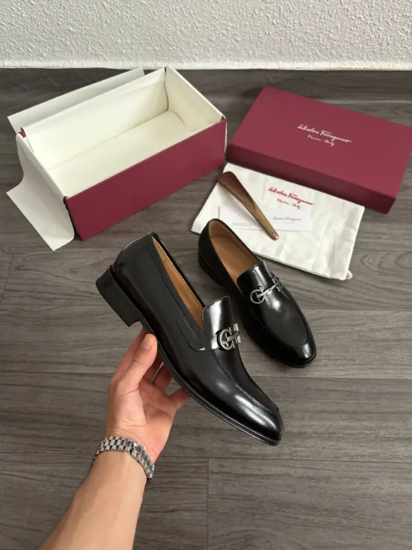Salvatore Ferragamo Mocassin Noir – Image 2