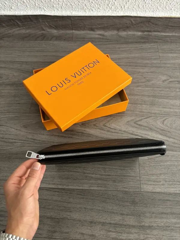 Louis Vuitton Pochette Damier – Image 4