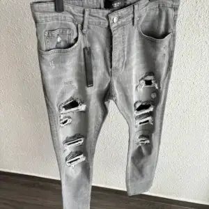 Amiri Jean Gris