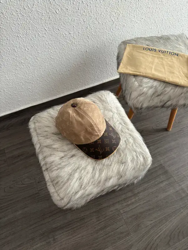 Lv Casquette Dorée