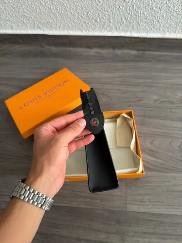 Lv Pochette Noir-Gris – Image 4