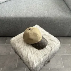 Lv casquette dorée